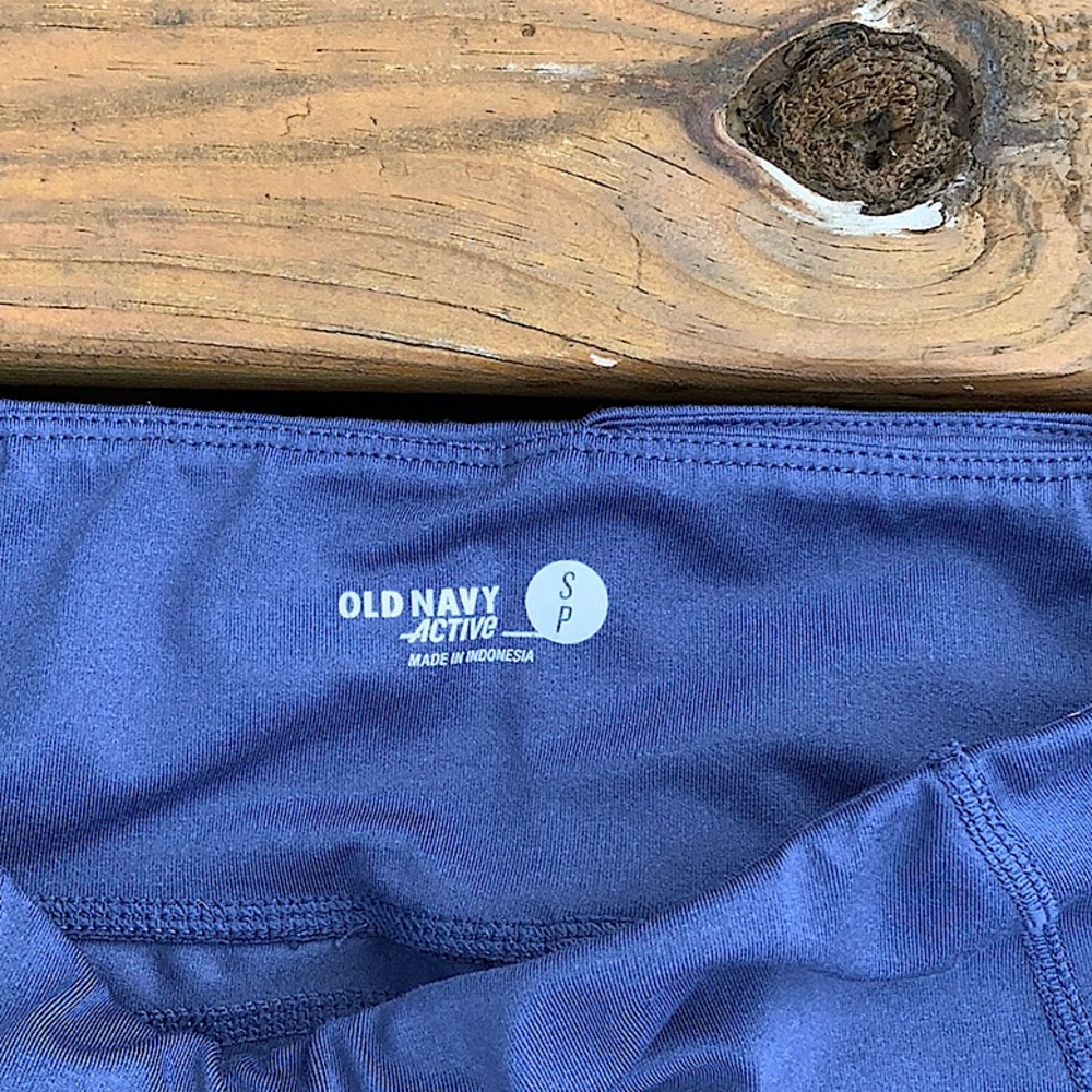 Old Navy Activewear Cropped Pants With Ruching - Picture 2 of 6